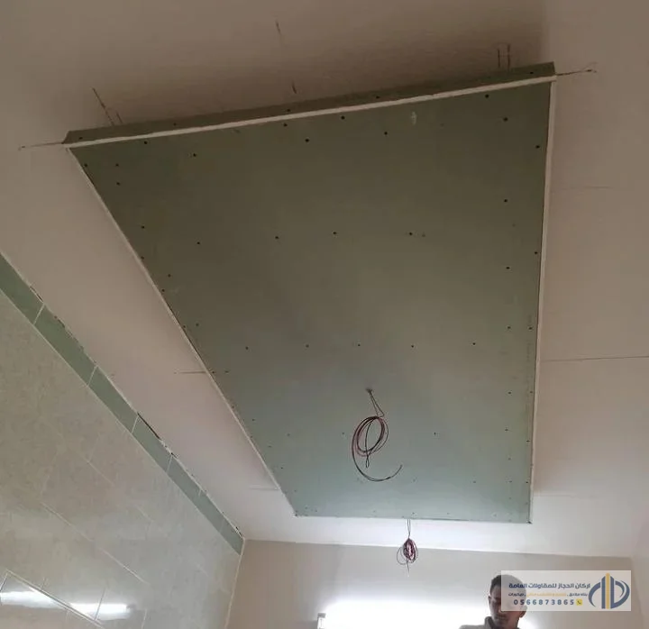 سقف جبس بورد بإضاءة تزداد تدريجياً في الرياض