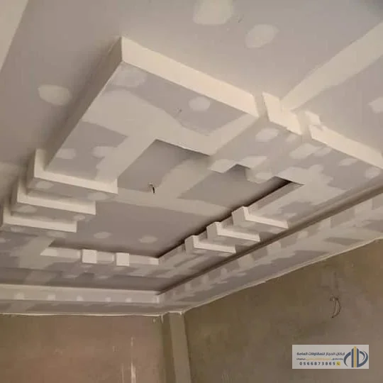 تركيب جبس بورد لغرفة نوم في الرياض مع إضاءة LED مخفية - تصميم حديث